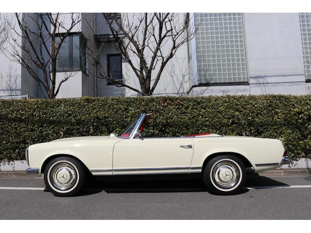 ２３０ＳＬ　正規輸入　／　ウエスタン自動車　／　左ハンドル　／　４速マニュアルミッション　／　レッド革シート　／　純正ハードトップ　／　レッドソフトトップ　／　クーラー付(22枚目)