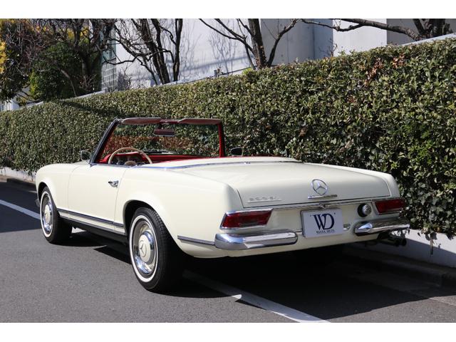 ２３０ＳＬ　正規輸入　／　ウエスタン自動車　／　左ハンドル　／　４速マニュアルミッション　／　レッド革シート　／　純正ハードトップ　／　レッドソフトトップ　／　クーラー付(23枚目)