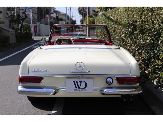 ２３０ＳＬ　正規輸入　／　ウエスタン自動車　／　左ハンドル　／　４速マニュアルミッション　／　レッド革シート　／　純正ハードトップ　／　レッドソフトトップ　／　クーラー付(24枚目)