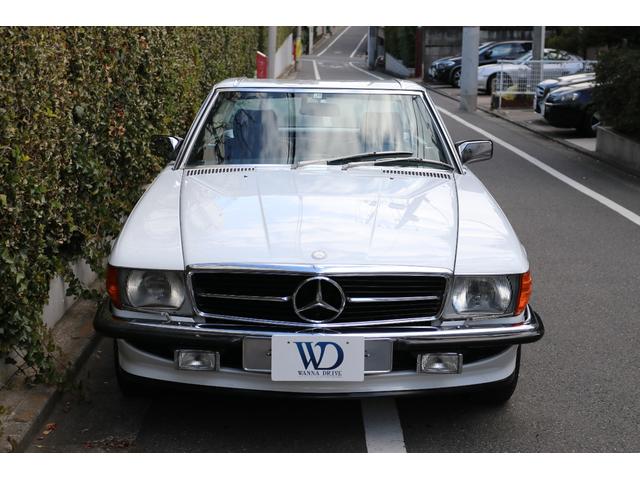 ＳＬ ５００ＳＬ　１９８９年最終モデル　／　新車並行車　／　ネイビー本革シート　／　ウッドパネル　／　純正アルミホイール　／　純正ハードトップ　／　４人乗車（2枚目）