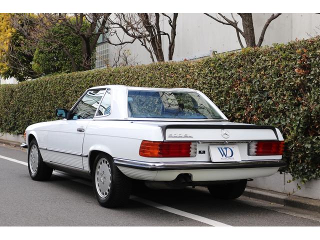 ５００ＳＬ　１９８９年最終モデル　／　新車並行車　／　ネイビー本革シート　／　ウッドパネル　／　純正アルミホイール　／　純正ハードトップ　／　４人乗車(8枚目)