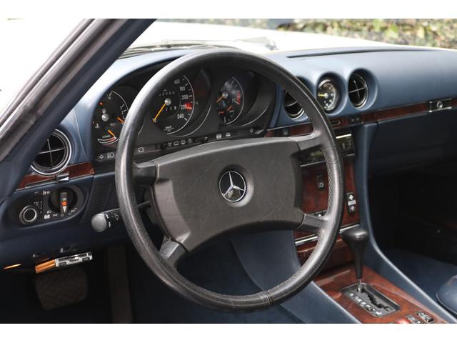 ５００ＳＬ　１９８９年最終モデル　／　新車並行車　／　ネイビー本革シート　／　ウッドパネル　／　純正アルミホイール　／　純正ハードトップ　／　４人乗車(11枚目)