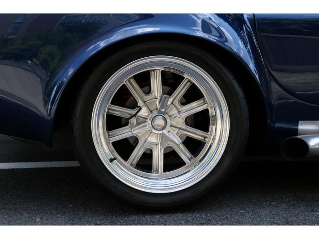 アメリカその他 スーパフォーマンス　ＭＫ３　コブラ　４２７　４２７エンジン／５速マニュアル／ブラックレザーシート／ウッドステアリング／センターロック１８インチアルミホイール／クイックリフト／サイドマフラー／ロールバー（20枚目）