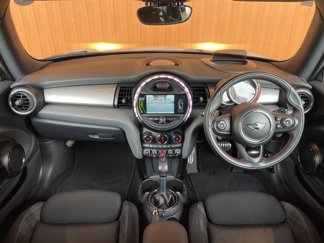 ＭＩＮＩ クーパーＳ　ジョンクーパーワークスパッケージ　純正ナビ　バックカメラ　Ｂｌｕｅｔｏｏｔｈ　ペッパーパッケージ　ＭＩＮＩドライビングモード　ヘッドアップディスプレイ　ＪＣＷ１７インチアルミ　ＪＣＷステアリング（4枚目）