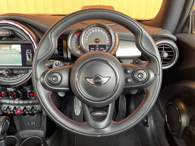ＭＩＮＩ クーパーＳ　ジョンクーパーワークスパッケージ　純正ナビ　バックカメラ　Ｂｌｕｅｔｏｏｔｈ　ペッパーパッケージ　ＭＩＮＩドライビングモード　ヘッドアップディスプレイ　ＪＣＷ１７インチアルミ　ＪＣＷステアリング（5枚目）