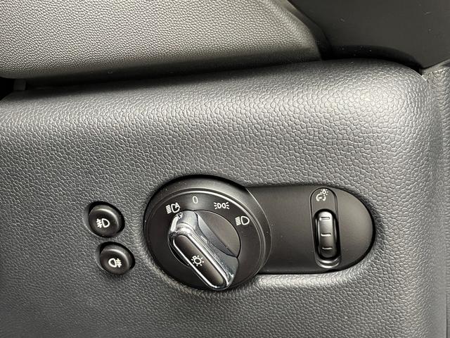 ＭＩＮＩ クーパーＳ　ジョンクーパーワークスパッケージ　純正ナビ　バックカメラ　Ｂｌｕｅｔｏｏｔｈ　ペッパーパッケージ　ＭＩＮＩドライビングモード　ヘッドアップディスプレイ　ＪＣＷ１７インチアルミ　ＪＣＷステアリング（12枚目）