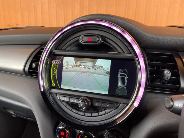 ＭＩＮＩ クーパーＳ　ジョンクーパーワークスパッケージ　純正ナビ　バックカメラ　Ｂｌｕｅｔｏｏｔｈ　ペッパーパッケージ　ＭＩＮＩドライビングモード　ヘッドアップディスプレイ　ＪＣＷ１７インチアルミ　ＪＣＷステアリング（14枚目）