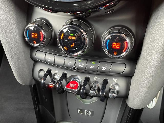 ＭＩＮＩ クーパーＳ　ジョンクーパーワークスパッケージ　純正ナビ　バックカメラ　Ｂｌｕｅｔｏｏｔｈ　ペッパーパッケージ　ＭＩＮＩドライビングモード　ヘッドアップディスプレイ　ＪＣＷ１７インチアルミ　ＪＣＷステアリング（19枚目）
