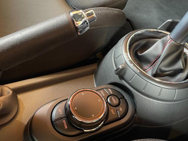 ＭＩＮＩ クーパーＳ　ジョンクーパーワークスパッケージ　純正ナビ　バックカメラ　Ｂｌｕｅｔｏｏｔｈ　ペッパーパッケージ　ＭＩＮＩドライビングモード　ヘッドアップディスプレイ　ＪＣＷ１７インチアルミ　ＪＣＷステアリング（21枚目）