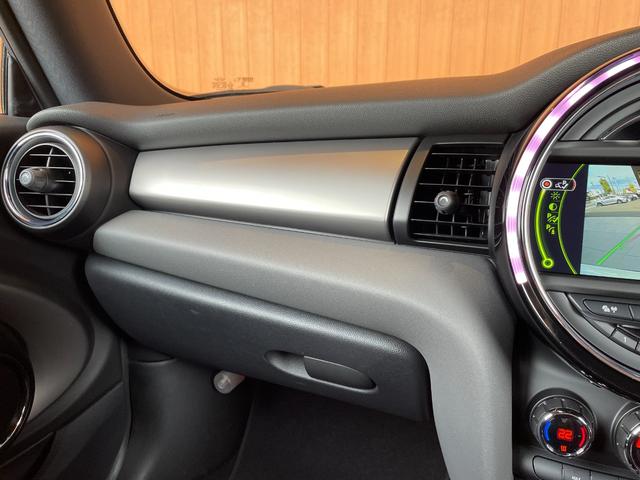 ＭＩＮＩ クーパーＳ　ジョンクーパーワークスパッケージ　純正ナビ　バックカメラ　Ｂｌｕｅｔｏｏｔｈ　ペッパーパッケージ　ＭＩＮＩドライビングモード　ヘッドアップディスプレイ　ＪＣＷ１７インチアルミ　ＪＣＷステアリング（24枚目）