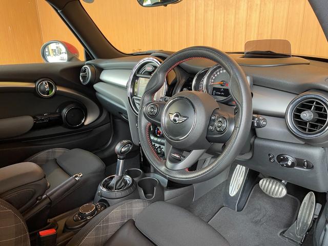 ＭＩＮＩ クーパーＳ　ジョンクーパーワークスパッケージ　純正ナビ　バックカメラ　Ｂｌｕｅｔｏｏｔｈ　ペッパーパッケージ　ＭＩＮＩドライビングモード　ヘッドアップディスプレイ　ＪＣＷ１７インチアルミ　ＪＣＷステアリング（26枚目）