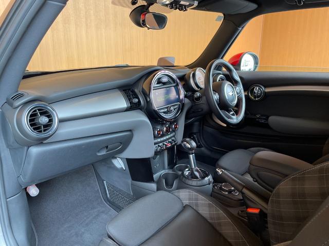 ＭＩＮＩ クーパーＳ　ジョンクーパーワークスパッケージ　純正ナビ　バックカメラ　Ｂｌｕｅｔｏｏｔｈ　ペッパーパッケージ　ＭＩＮＩドライビングモード　ヘッドアップディスプレイ　ＪＣＷ１７インチアルミ　ＪＣＷステアリング（30枚目）
