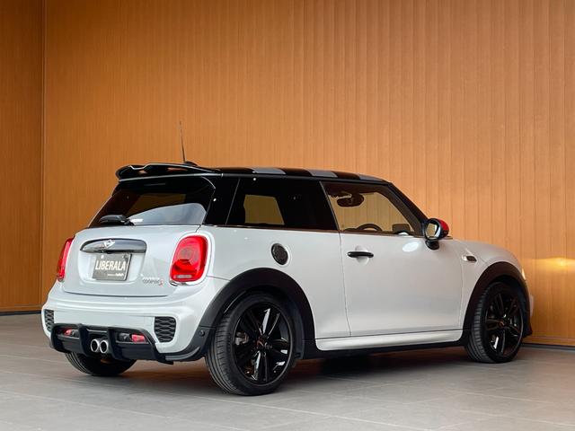 ＭＩＮＩ クーパーＳ　ジョンクーパーワークスパッケージ　純正ナビ　バックカメラ　Ｂｌｕｅｔｏｏｔｈ　ペッパーパッケージ　ＭＩＮＩドライビングモード　ヘッドアップディスプレイ　ＪＣＷ１７インチアルミ　ＪＣＷステアリング（43枚目）