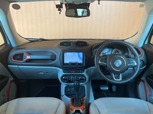 ジープ・レネゲード リミテッド 白革シート シートヒーター パワーシート 社外8インチナビ TV バックカメラ Bluetooth ステアリングヒーター ETC クルコン BSM LKA コーナーセンサー 純正17インチAW ETC(2枚目)