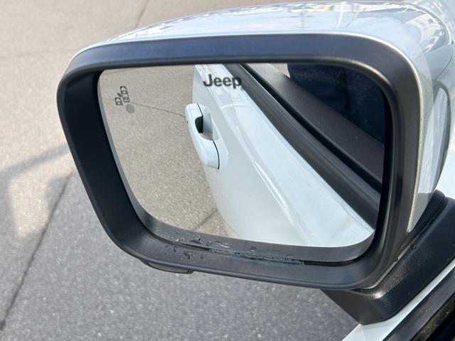 ジープ・レネゲード リミテッド 白革シート シートヒーター パワーシート 社外8インチナビ TV バックカメラ Bluetooth ステアリングヒーター ETC クルコン BSM LKA コーナーセンサー 純正17インチAW ETC(7枚目)