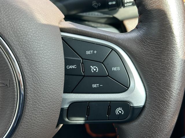 ジープ・レネゲード リミテッド 白革シート シートヒーター パワーシート 社外8インチナビ TV バックカメラ Bluetooth ステアリングヒーター ETC クルコン BSM LKA コーナーセンサー 純正17インチAW ETC(8枚目)