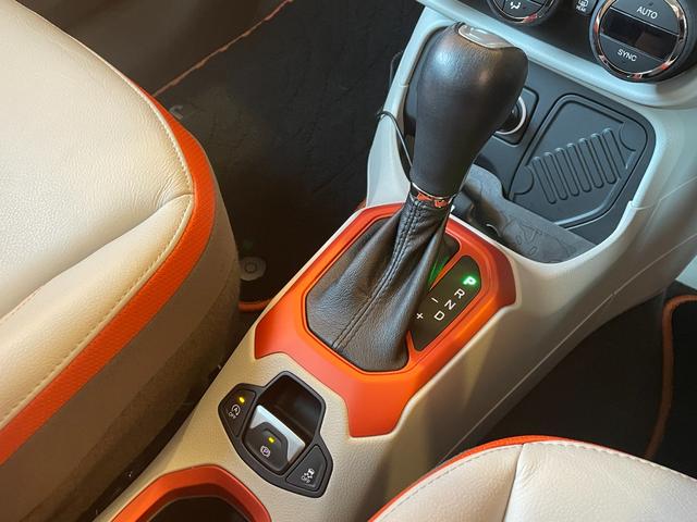 ジープ・レネゲード リミテッド 白革シート シートヒーター パワーシート 社外8インチナビ TV バックカメラ Bluetooth ステアリングヒーター ETC クルコン BSM LKA コーナーセンサー 純正17インチAW ETC(9枚目)