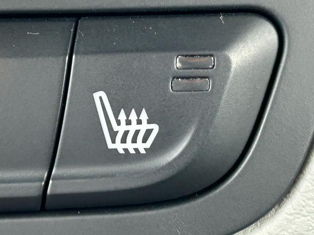 ジープ・レネゲード リミテッド 白革シート シートヒーター パワーシート 社外8インチナビ TV バックカメラ Bluetooth ステアリングヒーター ETC クルコン BSM LKA コーナーセンサー 純正17インチAW ETC(13枚目)