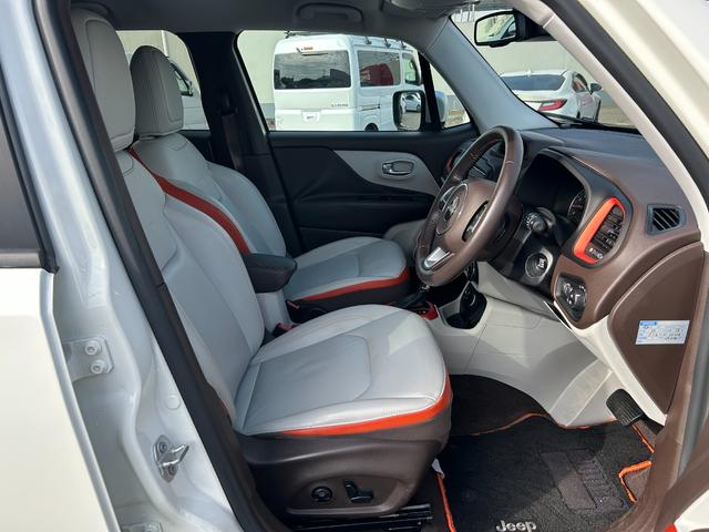 ジープ・レネゲード リミテッド 白革シート シートヒーター パワーシート 社外8インチナビ TV バックカメラ Bluetooth ステアリングヒーター ETC クルコン BSM LKA コーナーセンサー 純正17インチAW ETC(14枚目)