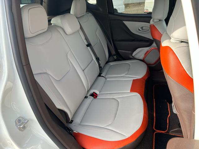 ジープ・レネゲード リミテッド 白革シート シートヒーター パワーシート 社外8インチナビ TV バックカメラ Bluetooth ステアリングヒーター ETC クルコン BSM LKA コーナーセンサー 純正17インチAW ETC(15枚目)