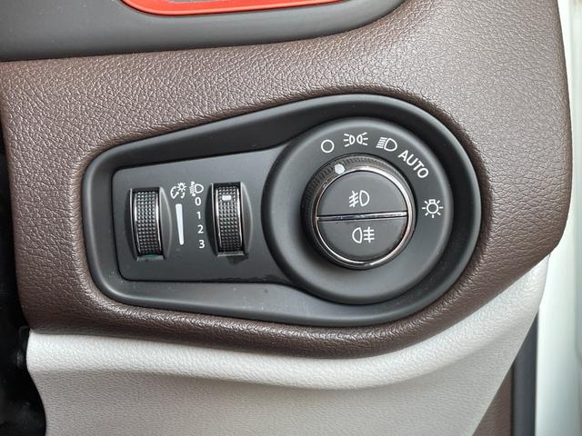 ジープ・レネゲード リミテッド 白革シート シートヒーター パワーシート 社外8インチナビ TV バックカメラ Bluetooth ステアリングヒーター ETC クルコン BSM LKA コーナーセンサー 純正17インチAW ETC(21枚目)