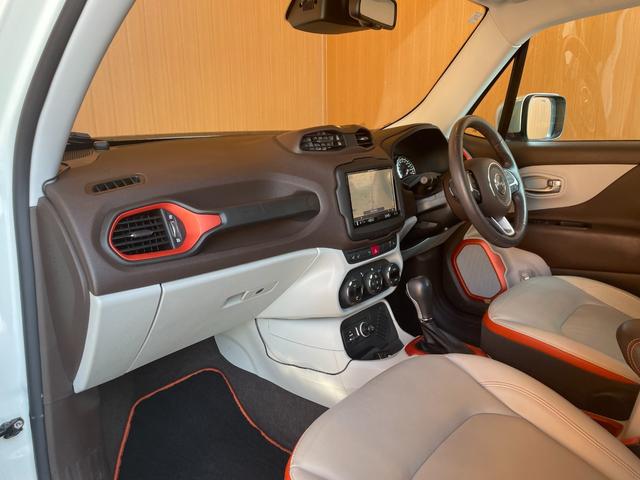 ジープ・レネゲード リミテッド 白革シート シートヒーター パワーシート 社外8インチナビ TV バックカメラ Bluetooth ステアリングヒーター ETC クルコン BSM LKA コーナーセンサー 純正17インチAW ETC(25枚目)