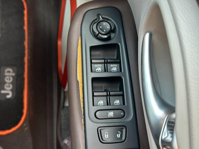 ジープ・レネゲード リミテッド 白革シート シートヒーター パワーシート 社外8インチナビ TV バックカメラ Bluetooth ステアリングヒーター ETC クルコン BSM LKA コーナーセンサー 純正17インチAW ETC(32枚目)