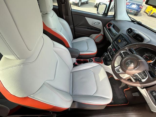 ジープ・レネゲード リミテッド 白革シート シートヒーター パワーシート 社外8インチナビ TV バックカメラ Bluetooth ステアリングヒーター ETC クルコン BSM LKA コーナーセンサー 純正17インチAW ETC(49枚目)