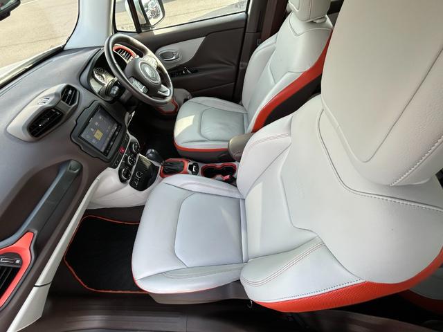 ジープ・レネゲード リミテッド 白革シート シートヒーター パワーシート 社外8インチナビ TV バックカメラ Bluetooth ステアリングヒーター ETC クルコン BSM LKA コーナーセンサー 純正17インチAW ETC(52枚目)