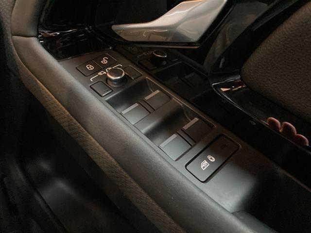 レンジローバーイヴォーク Ｓ　黒革シート　シートヒーター　パワーシート　純正ナビ　３６０°カメラ　ＣａｒＰｌａｙ　ドライブパック　ＡＣＣ　ＬＫＡ　ＢＳＭ　キーレスエントリー　純正１８インチＡＷ　ＬＥＤヘッドライト　ＥＴＣ（18枚目）