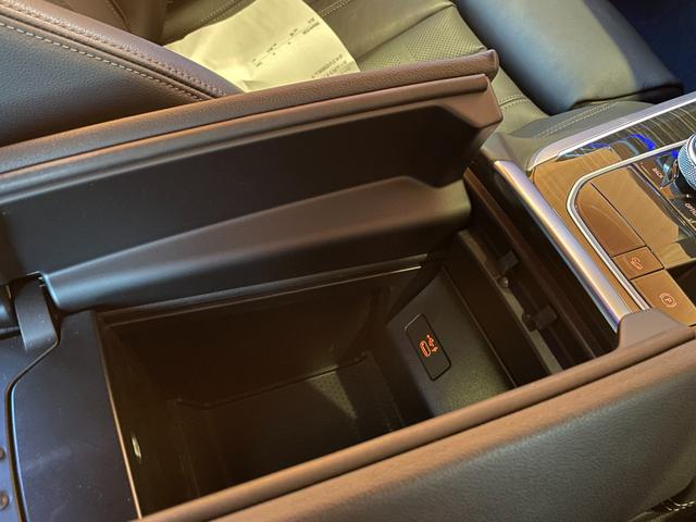 X5 xDrive 35d Mスポーツ 純正ナビ フルセグTV 360度カメラ 黒革シート シートヒーター クリスタルシフト ACC ヘッドアップディスプレイ カーボングリル 純正19インチアルミ パーキングアシスト レーンキープ(25枚目)