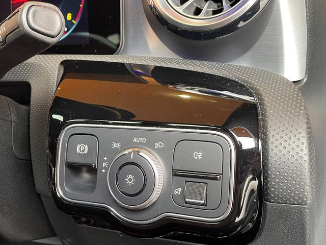 CLAクラス CLA200d AMGライン パナメリカーナグリル サンルーフ 黒赤革シート HUD 360カメラ ナビ TV Bluetooth シートヒーター パワーシート フットトランクオープナー ACC LKA BSM オートハイビーム(20枚目)