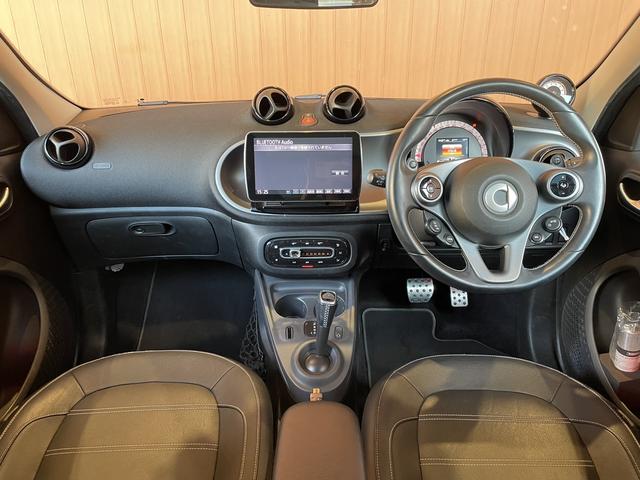 スマートフォーフォー BRABUS スポーツ 社外9インチナビ フルセグTV Bluetooth パノラマガラスルーフ 黒革シート シートヒーター アイドリングストップ コーナーセンサー 衝突被害軽減ブレーキ クルーズコントロール パドルシフト(4枚目)