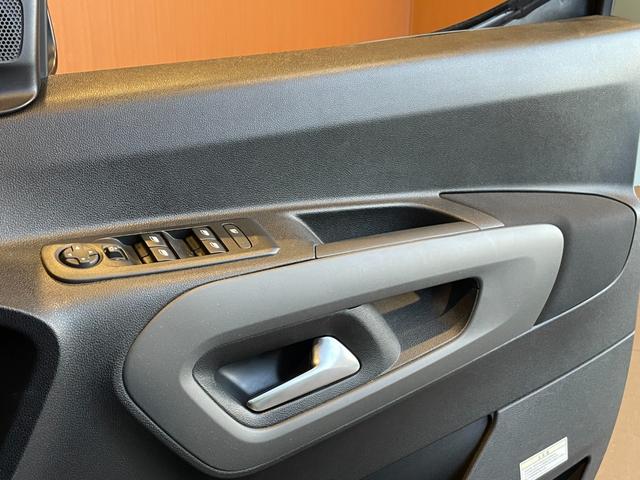 ベルランゴ シャイン　ディスプレイオーディオ　３６０度カメラ　ＡｐｐｌｅＣａｒＰｌａｙ　ガラスルーフ　サンブラインド　アクティブクルーズコントロール　ブラインドスポットアシスト　レーンキープアシスト　ＥＴＣ　Ａハイビーム（24枚目）