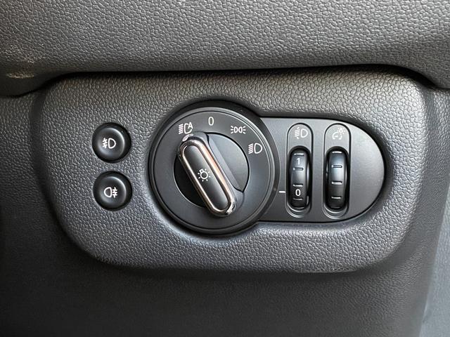 MINI クーパーD クラブマン クラシック・トリム ナビ バックカメラ コンフォートアクセス フットトランクオープナー インテリジェントセーフティ クルーズコントロール LKA LEDヘッドライト アンビエントライト ETC 純正17インチブラックAW(11枚目)