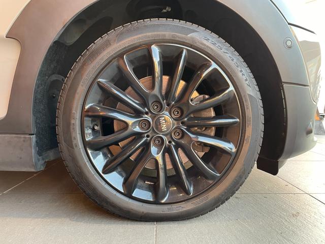 MINI クーパーD クラブマン クラシック・トリム ナビ バックカメラ コンフォートアクセス フットトランクオープナー インテリジェントセーフティ クルーズコントロール LKA LEDヘッドライト アンビエントライト ETC 純正17インチブラックAW(35枚目)