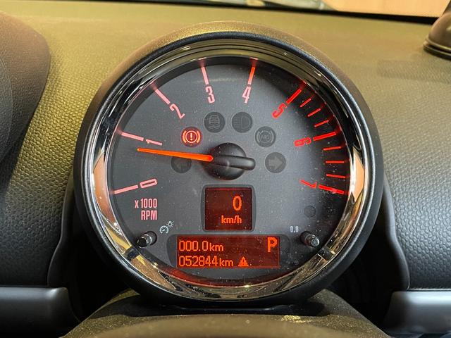 自社での査定に加え、第三者機関に委託し、車両の鑑定を行っております。Ｇｏｏ鑑定はＪＡＡＡ（日本自動車鑑定協会）に委託し、内外装の状態、走行距離、機関、修復歴を細かくチェック致します。