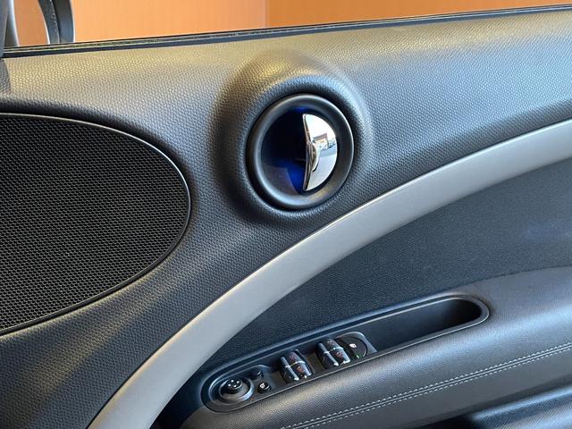 特別なクルマを選ぶための贅沢な空間をご用意。ゆったりと落ち着いた空間でコーヒーを飲みながら車選びをお楽しみください。