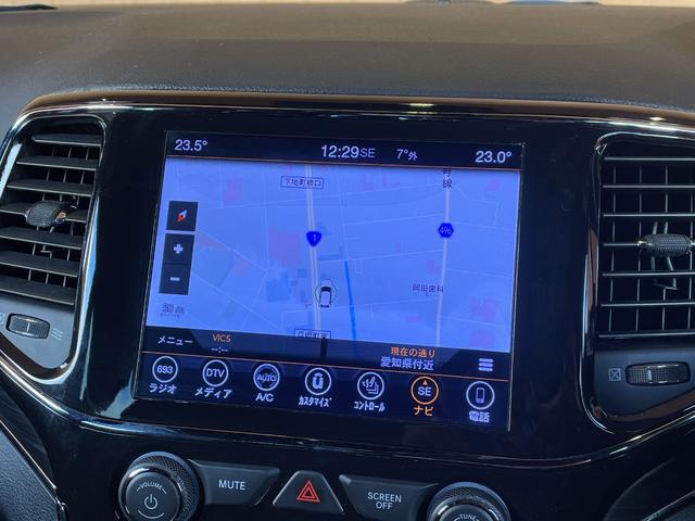 ジープ・グランドチェロキー リミテッド 純正ナビ フルセグTV F/S/Bカメラ 黒革シート 全席シートヒーター シートベンチレーション ステアリングヒーター ACC レーンキープ ブラインドスポット パークアシスト 前後コーナーセンサー(11枚目)