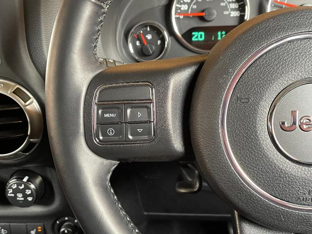 ジープ・ラングラーアンリミテッド サハラ 社外メモリナビ フルセグTV バックカメラ サイドカメラ Bluetooth 黒革シート シートヒーター クルーズコントロール MTモード付AT ダウンヒルアシストコントロール オートヘッドライト(7枚目)