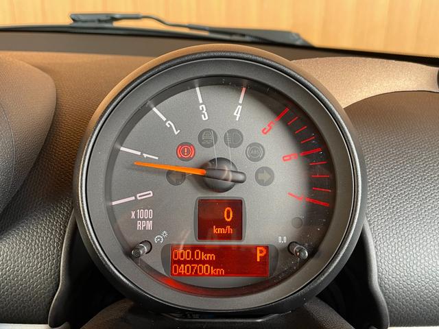 ＭＩＮＩ クーパーＤ　クロスオーバー　社外メモリナビ　フルセグＴＶ　バックカメラ　Ｂｌｕｅｔｏｏｔｈ　茶革シートカバー　ブラックデザイン　ＨＩＤヘッドライト　オートライト　純正１７インチブラックアルミ　プライバシーガラス　Ｆ／Ｒフォグ（6枚目）