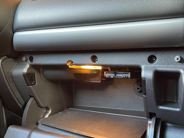 ＭＩＮＩ クーパーＤ　クロスオーバー　社外メモリナビ　フルセグＴＶ　バックカメラ　Ｂｌｕｅｔｏｏｔｈ　茶革シートカバー　ブラックデザイン　ＨＩＤヘッドライト　オートライト　純正１７インチブラックアルミ　プライバシーガラス　Ｆ／Ｒフォグ（23枚目）