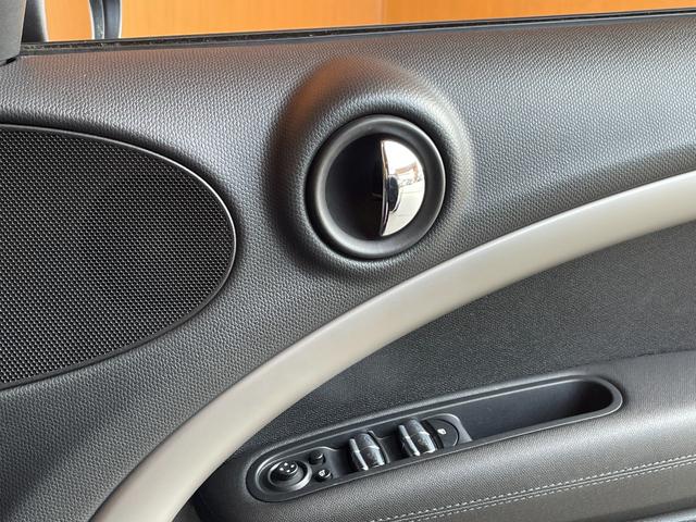 ＭＩＮＩ クーパーＤ　クロスオーバー　社外メモリナビ　フルセグＴＶ　バックカメラ　Ｂｌｕｅｔｏｏｔｈ　茶革シートカバー　ブラックデザイン　ＨＩＤヘッドライト　オートライト　純正１７インチブラックアルミ　プライバシーガラス　Ｆ／Ｒフォグ（24枚目）