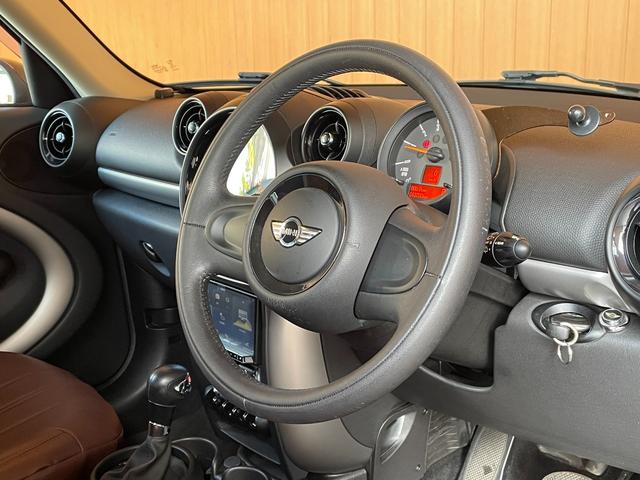 ＭＩＮＩ クーパーＤ　クロスオーバー　社外メモリナビ　フルセグＴＶ　バックカメラ　Ｂｌｕｅｔｏｏｔｈ　茶革シートカバー　ブラックデザイン　ＨＩＤヘッドライト　オートライト　純正１７インチブラックアルミ　プライバシーガラス　Ｆ／Ｒフォグ（25枚目）