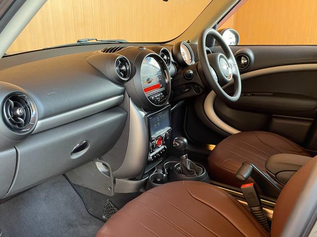 ＭＩＮＩ クーパーＤ　クロスオーバー　社外メモリナビ　フルセグＴＶ　バックカメラ　Ｂｌｕｅｔｏｏｔｈ　茶革シートカバー　ブラックデザイン　ＨＩＤヘッドライト　オートライト　純正１７インチブラックアルミ　プライバシーガラス　Ｆ／Ｒフォグ（29枚目）