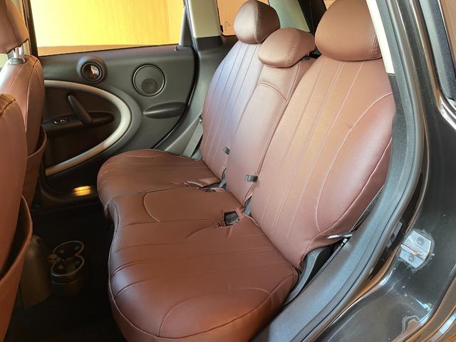 ＭＩＮＩ クーパーＤ　クロスオーバー　社外メモリナビ　フルセグＴＶ　バックカメラ　Ｂｌｕｅｔｏｏｔｈ　茶革シートカバー　ブラックデザイン　ＨＩＤヘッドライト　オートライト　純正１７インチブラックアルミ　プライバシーガラス　Ｆ／Ｒフォグ（32枚目）