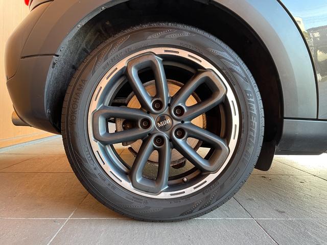 ＭＩＮＩ クーパーＤ　クロスオーバー　社外メモリナビ　フルセグＴＶ　バックカメラ　Ｂｌｕｅｔｏｏｔｈ　茶革シートカバー　ブラックデザイン　ＨＩＤヘッドライト　オートライト　純正１７インチブラックアルミ　プライバシーガラス　Ｆ／Ｒフォグ（35枚目）