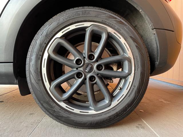 ＭＩＮＩ クーパーＤ　クロスオーバー　社外メモリナビ　フルセグＴＶ　バックカメラ　Ｂｌｕｅｔｏｏｔｈ　茶革シートカバー　ブラックデザイン　ＨＩＤヘッドライト　オートライト　純正１７インチブラックアルミ　プライバシーガラス　Ｆ／Ｒフォグ（36枚目）