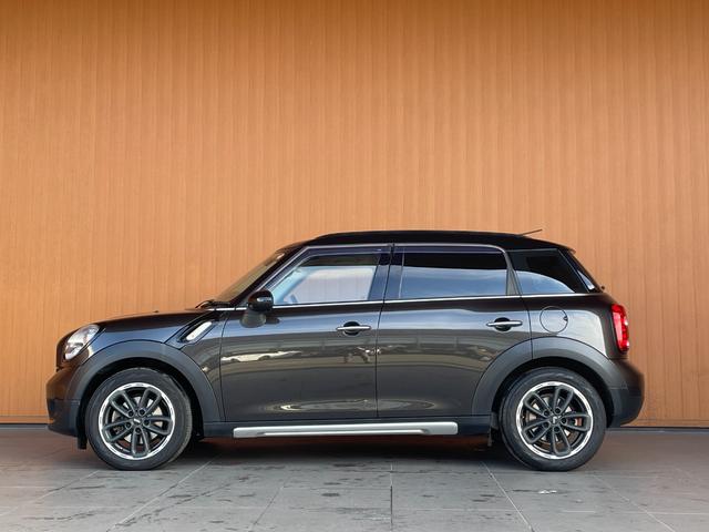 ＭＩＮＩ クーパーＤ　クロスオーバー　社外メモリナビ　フルセグＴＶ　バックカメラ　Ｂｌｕｅｔｏｏｔｈ　茶革シートカバー　ブラックデザイン　ＨＩＤヘッドライト　オートライト　純正１７インチブラックアルミ　プライバシーガラス　Ｆ／Ｒフォグ（39枚目）