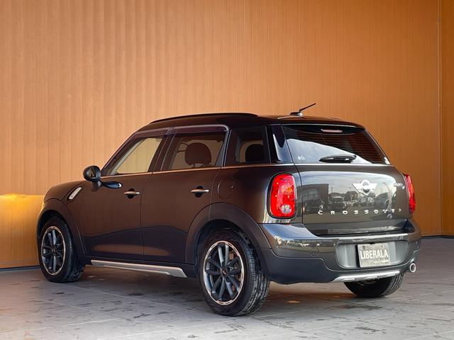 ＭＩＮＩ クーパーＤ　クロスオーバー　社外メモリナビ　フルセグＴＶ　バックカメラ　Ｂｌｕｅｔｏｏｔｈ　茶革シートカバー　ブラックデザイン　ＨＩＤヘッドライト　オートライト　純正１７インチブラックアルミ　プライバシーガラス　Ｆ／Ｒフォグ（40枚目）